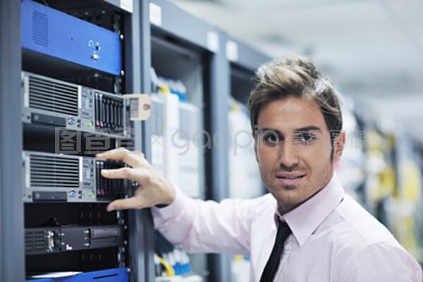 數據中心服務器室 年輕IT工程師如何驅動網絡商務信息服務的新浪潮